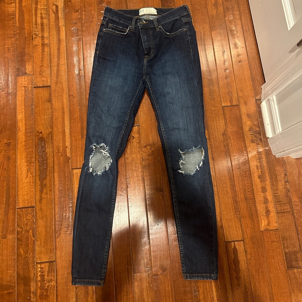 Free People Dark Denim Skinny jeans with rip at knee